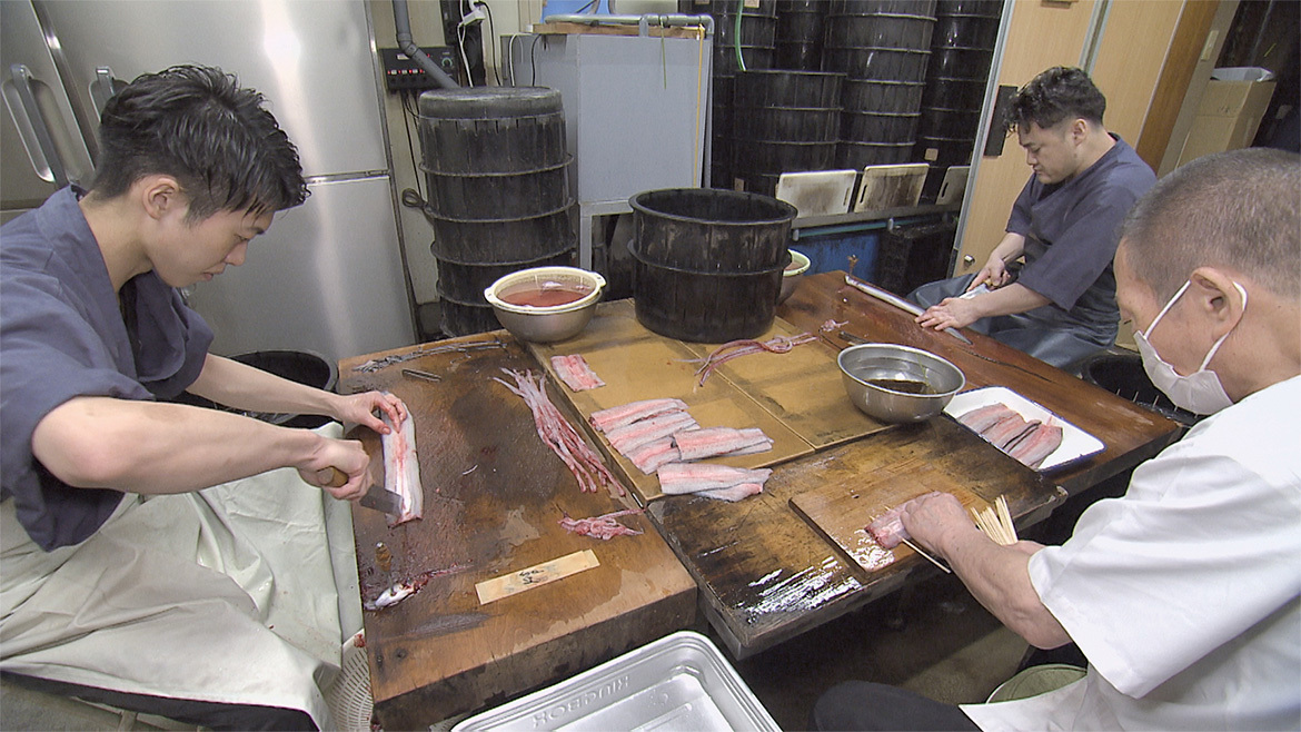 土用の丑の日に串打ちするウナギは1500 本におよぶときも